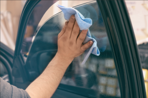 Nettoyer et faire briller les vitres intérieures sans laisser de film ni de traînées