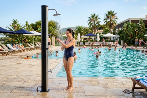 Douche solaire d&rsquo;extérieur : le réflexe hygiène et confort indispensable avant de se baigner