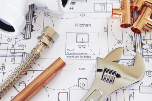 Électricité et plomberie : quand faut-il faire appel à un professionnel ?